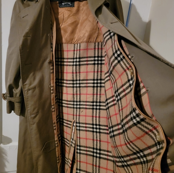 Great condition Burberry trench coat with removable liner - Picture 6 of 15